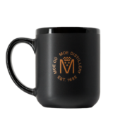 Moe Distillery logoga tass